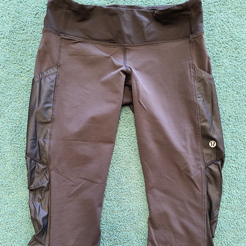 Lululemon Capri gray w/dark gray stripes & Pockets